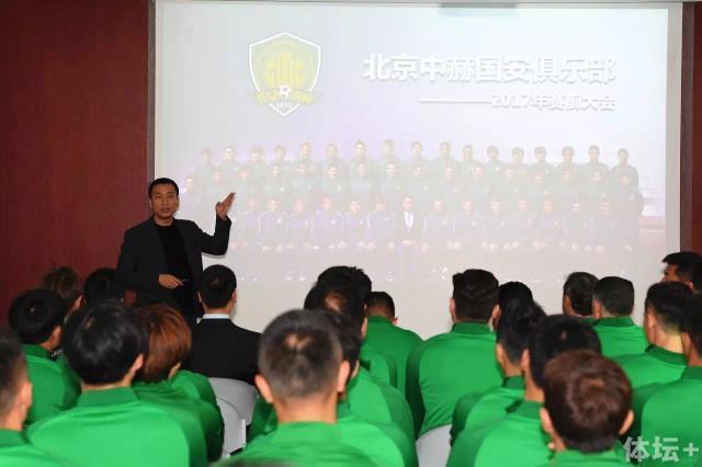 不过也看得出来，几个月的拍摄，大家关系已经变得非常亲密，互相逗乐打趣，十分融洽